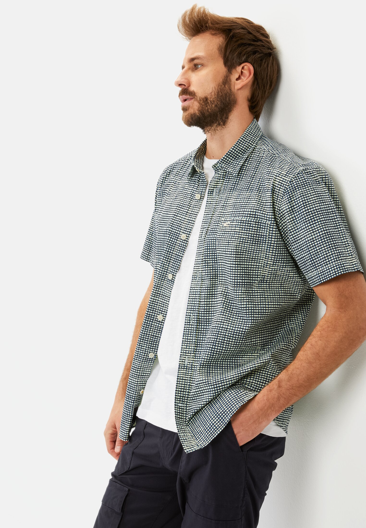 Men Checked short-sleeve shirt made of cotton Dark Blue worn emotional