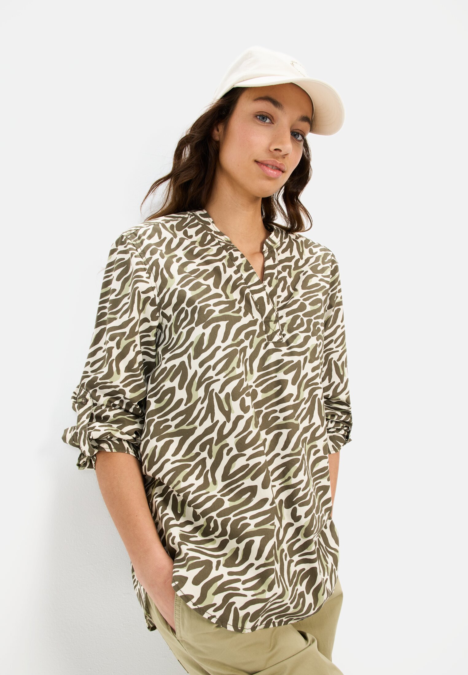 Women Long-sleeve blouse with all-over print Olive Beige worn emotional