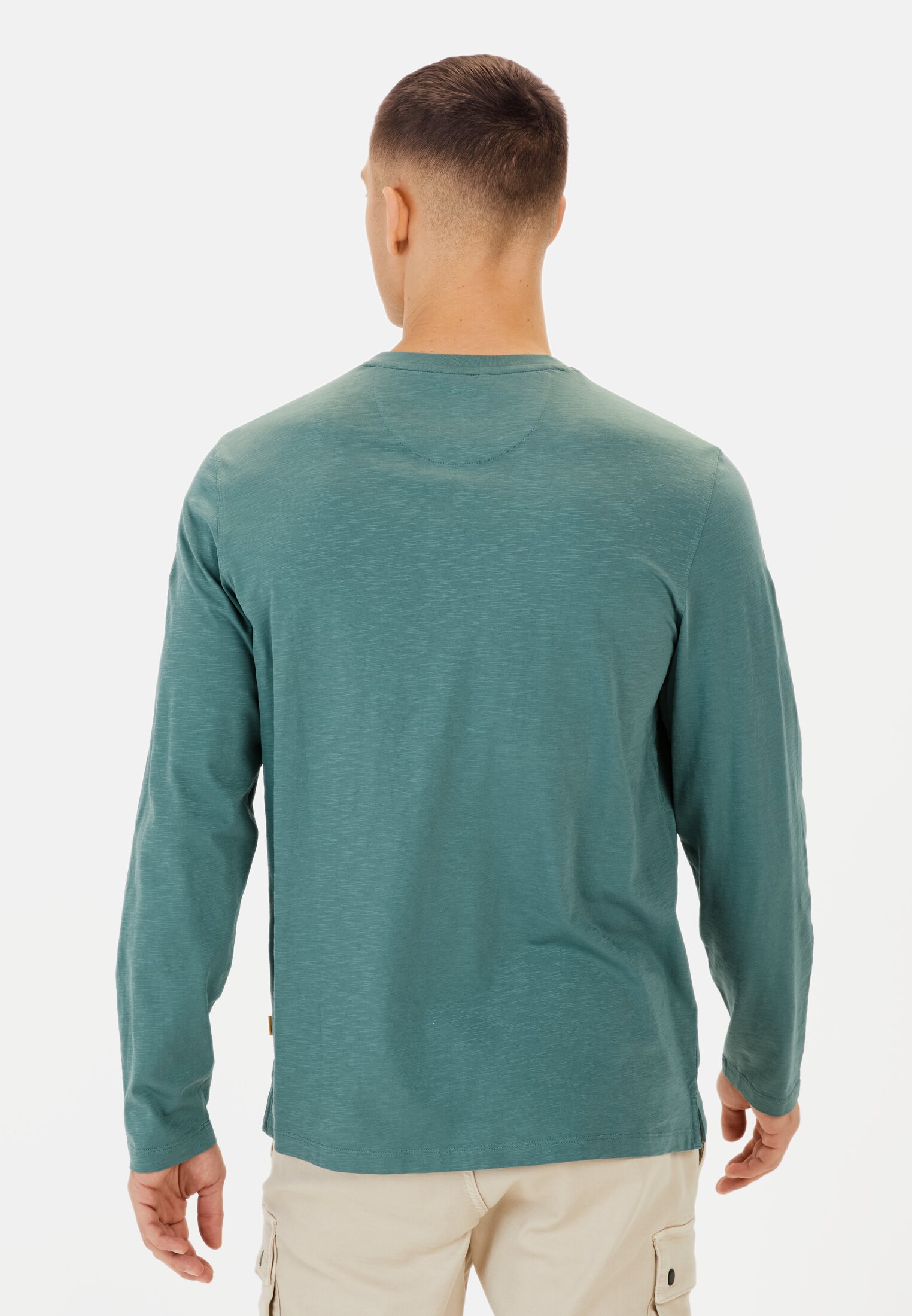 Herren Langarm Henley aus Organic Cotton Meereskiefer getragen hinten