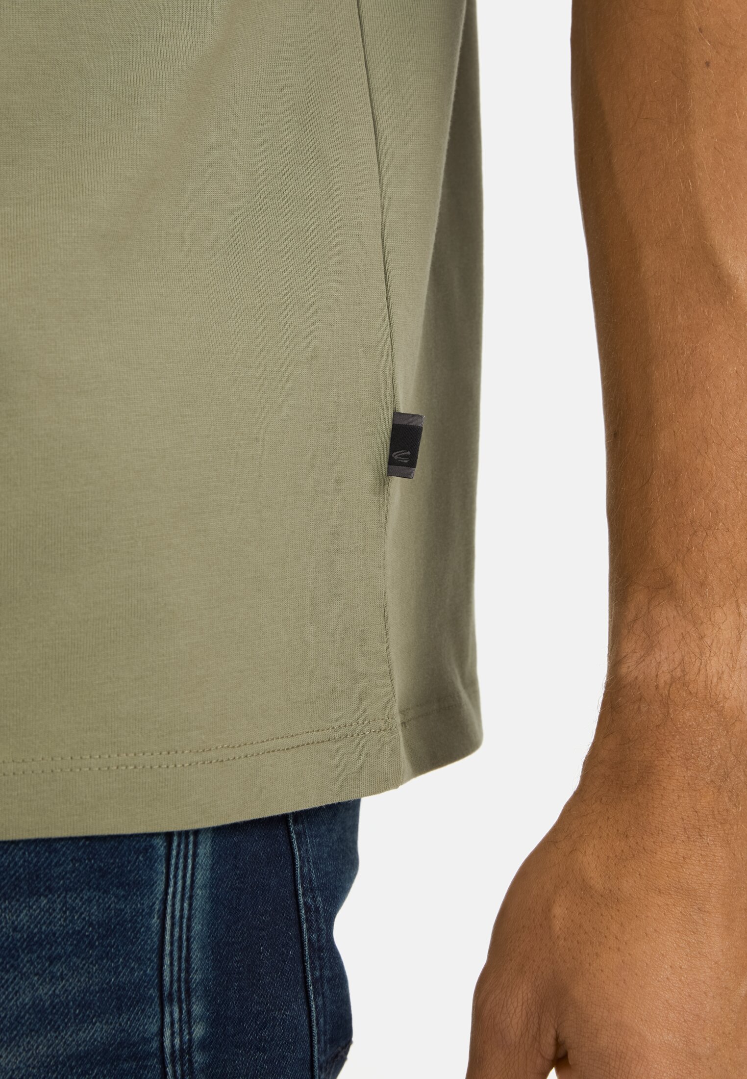 Herren T-Shirt aus Organic Cotton Dunkelgrün getragen detailliert nah