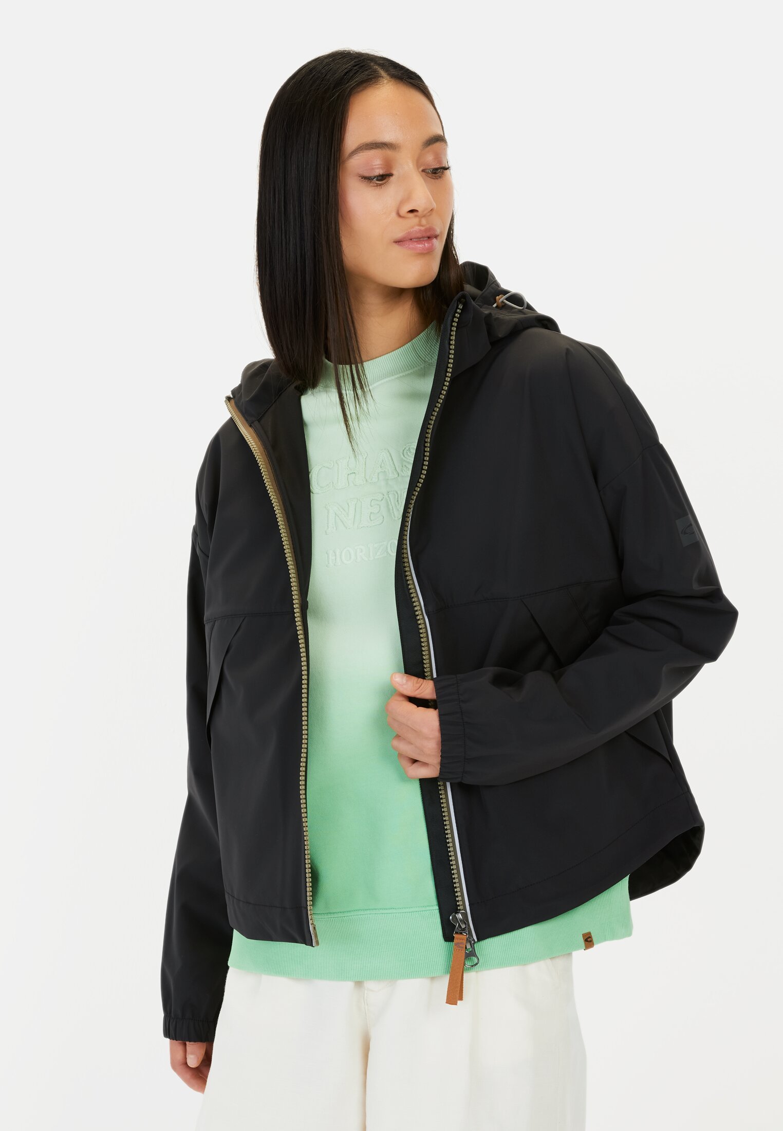 Damen Windbreaker aus recyceltem Polyester Schwarz getragen vorn