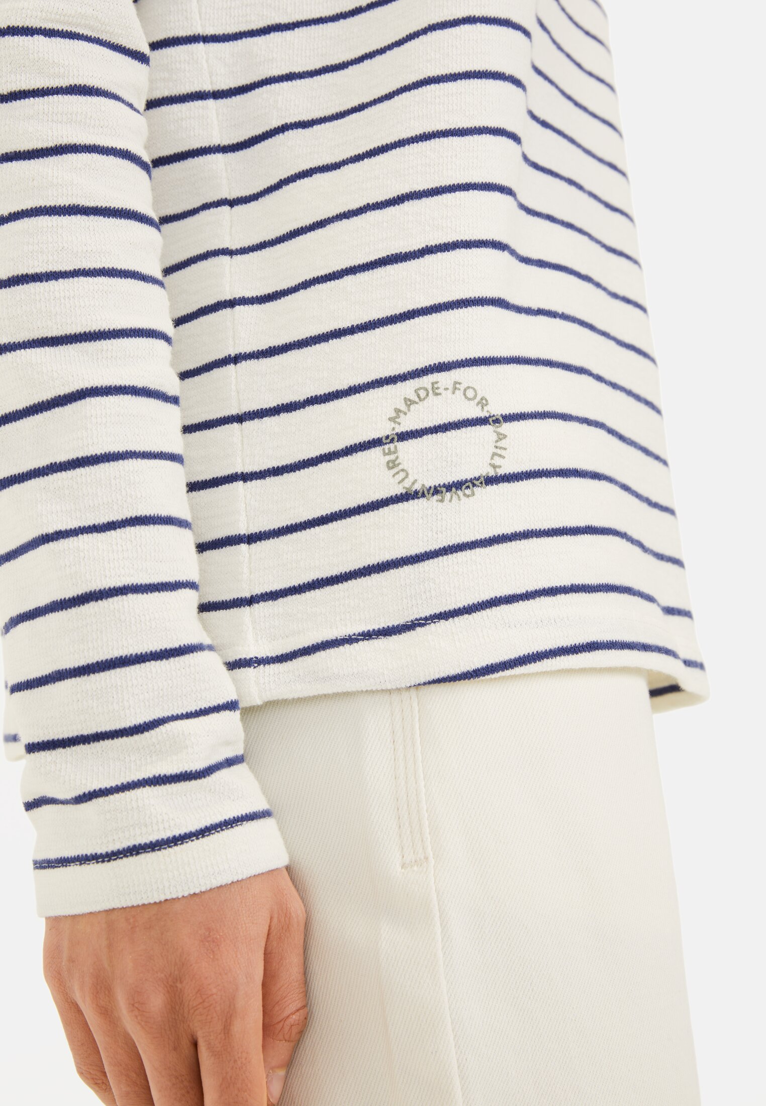 Women Striped long-sleeved shirt made of pure cotton Blue-White worn detail close