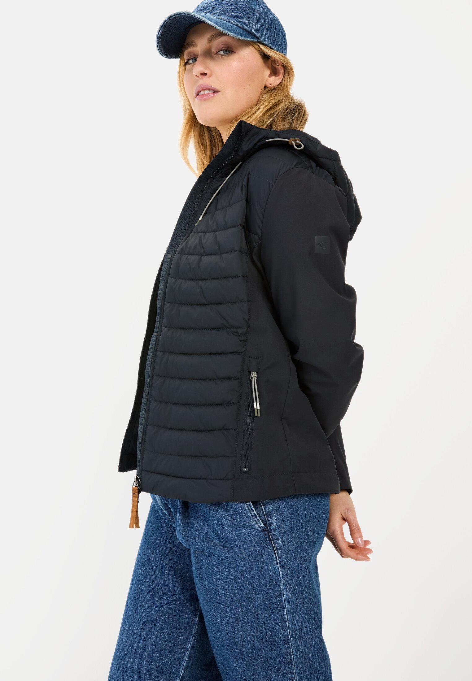 Damen Steppjacke aus recyceltem Polyester Marine getragen emotional