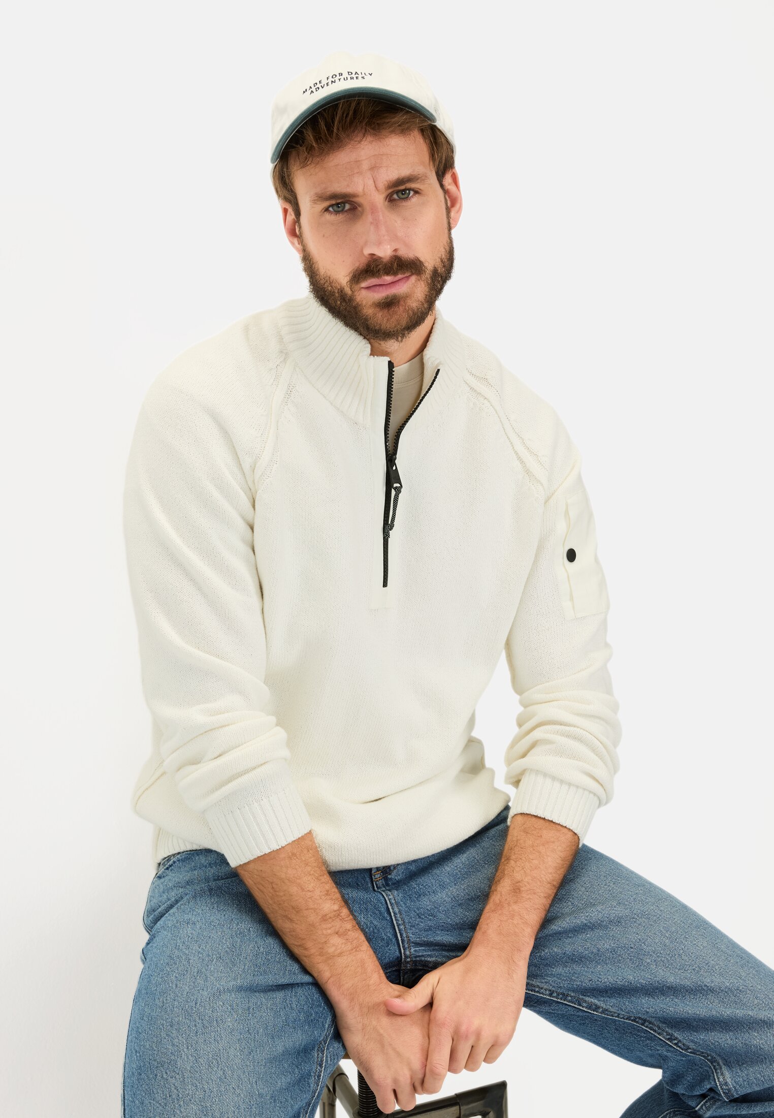 Herren Troyer Pullover aus einem Baumwollmix Beige getragen emotional