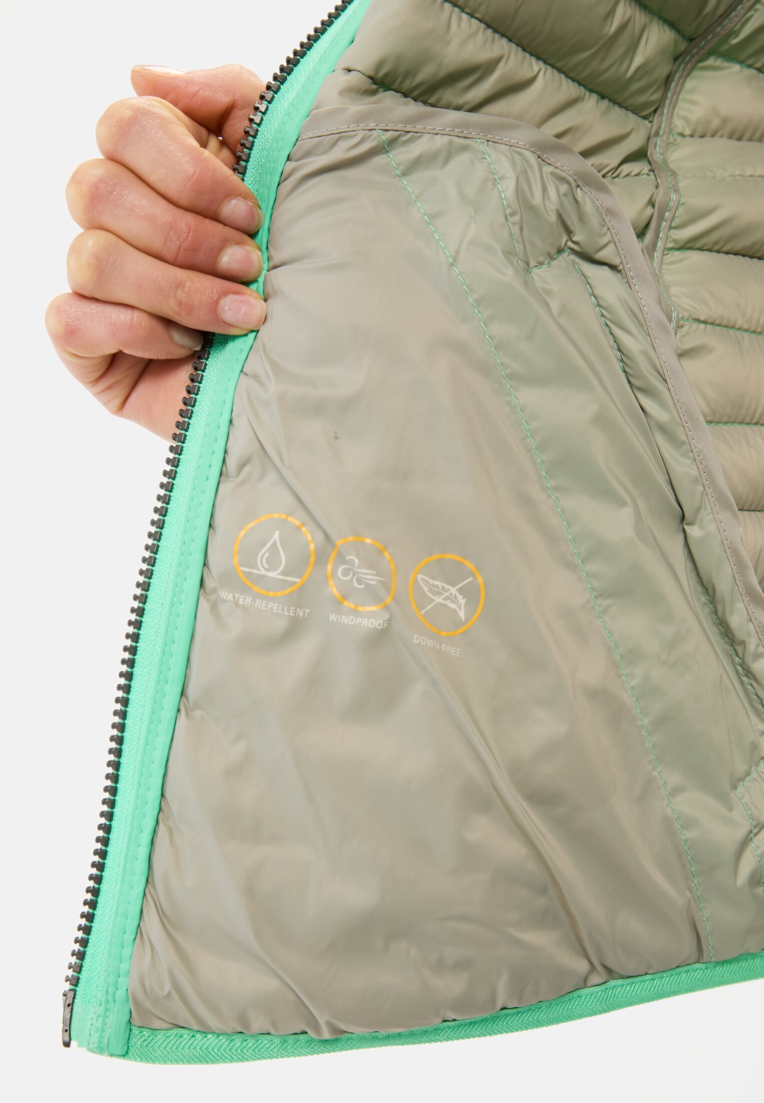 Damen Leichte Steppjacke aus recyceltem Polyamid Pfefferminze getragen detailliert nah