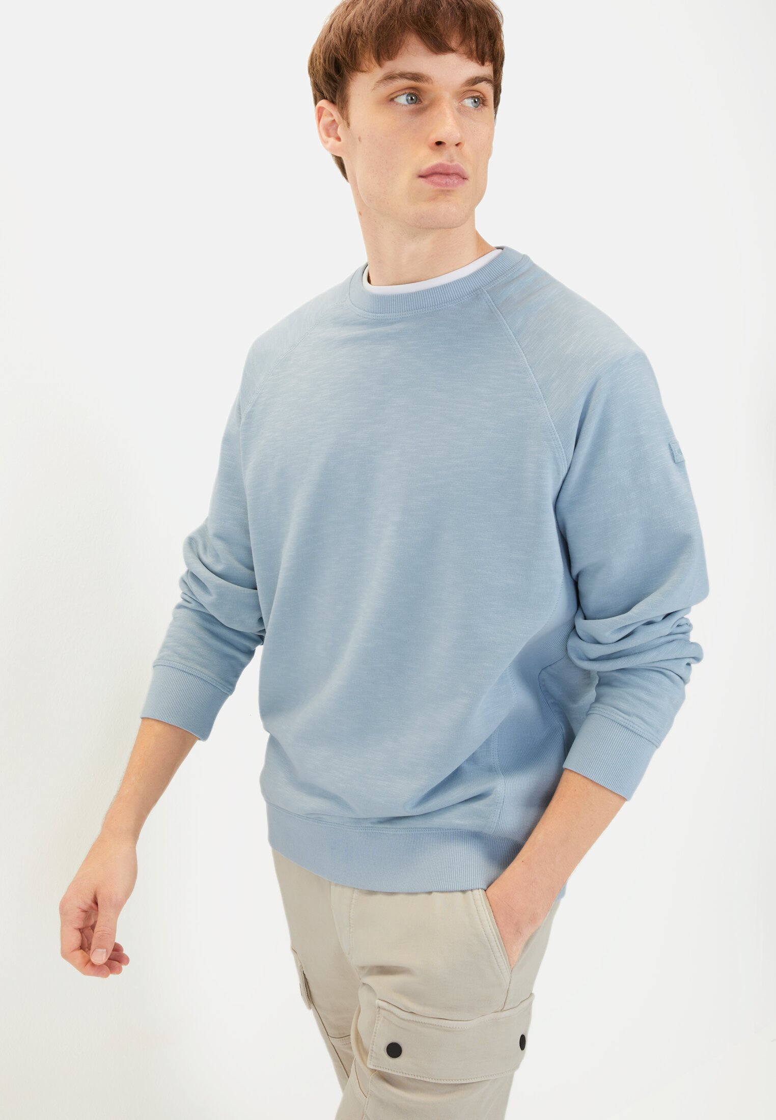 Herren Sweatshirt aus reiner Baumwolle Blau getragen emotional