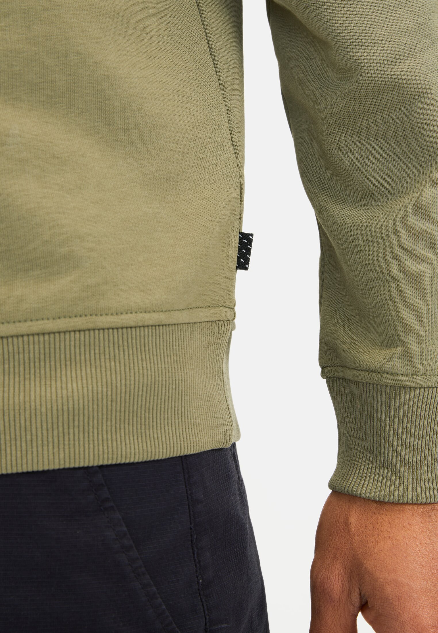 Herren Lässiges Sweatshirt mit Kontrasttasche Dunkelgrün getragen detailliert nah