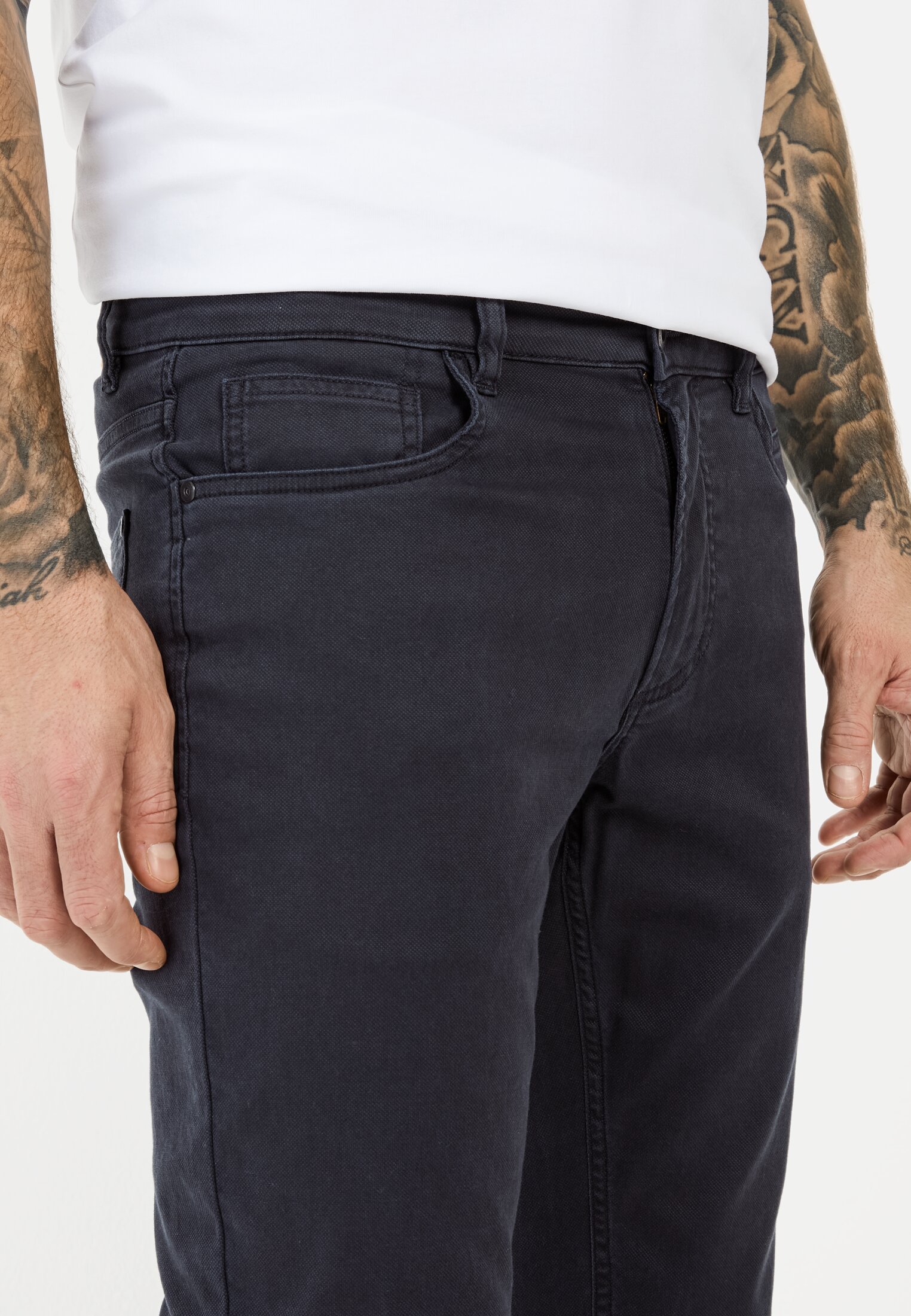 Men Regular Fit 5-pocket trousers Dark Blue worn detail close