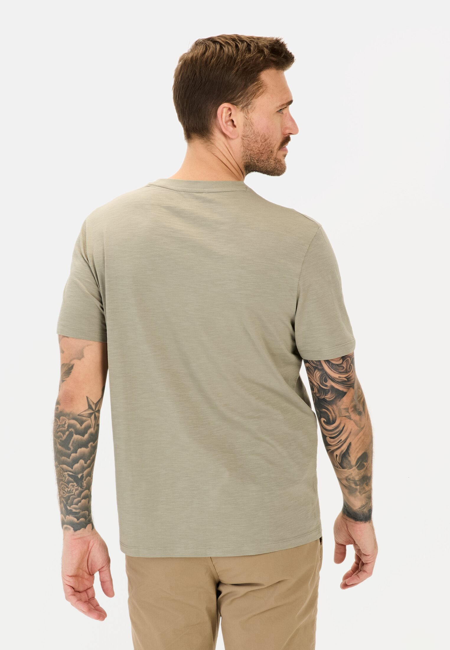 Herren T-Shirt mit Print aus Organic Cotton Khaki getragen hinten