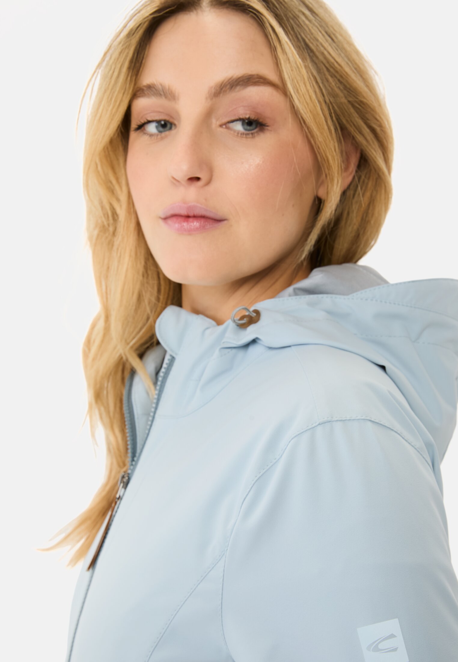 Damen Softshell Jacke aus recyceltem Polyester Hellblau getragen detailliert nah