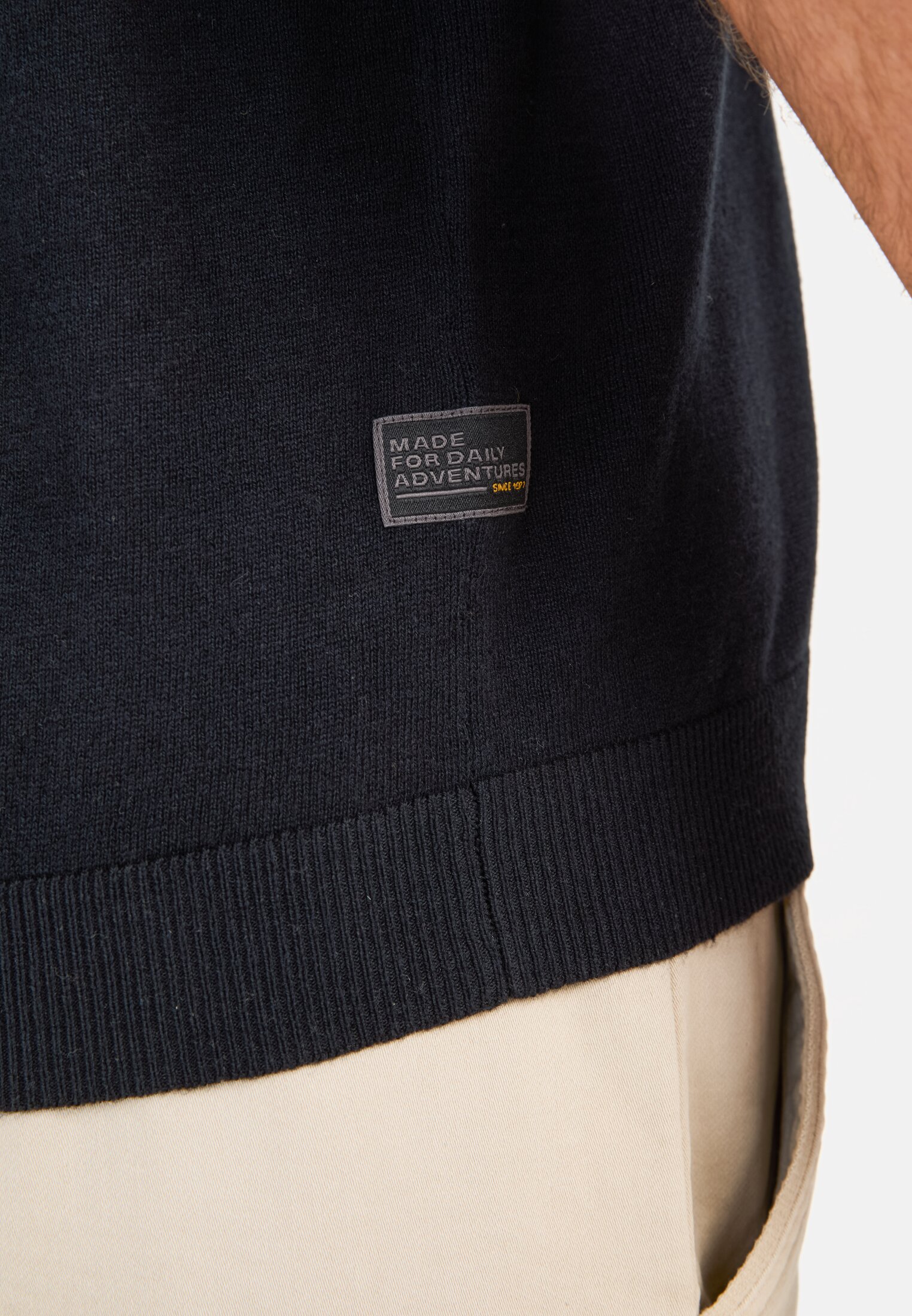 Men Knit polo shirt made from a cotton-linen blend Dark Blue worn detail close