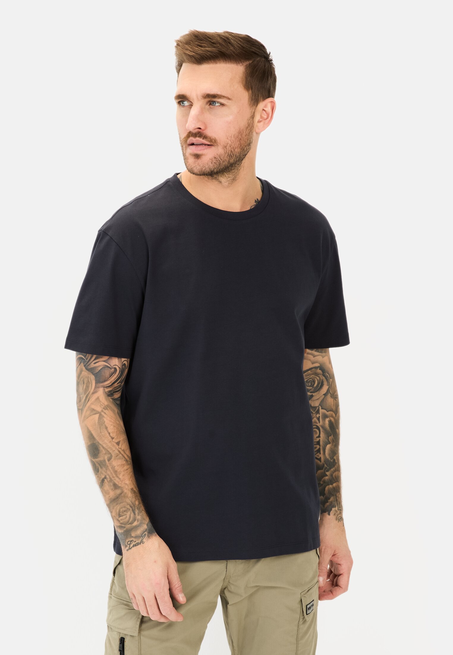 Herren T-Shirt aus Organic Cotton Dunkelblau getragen vorn