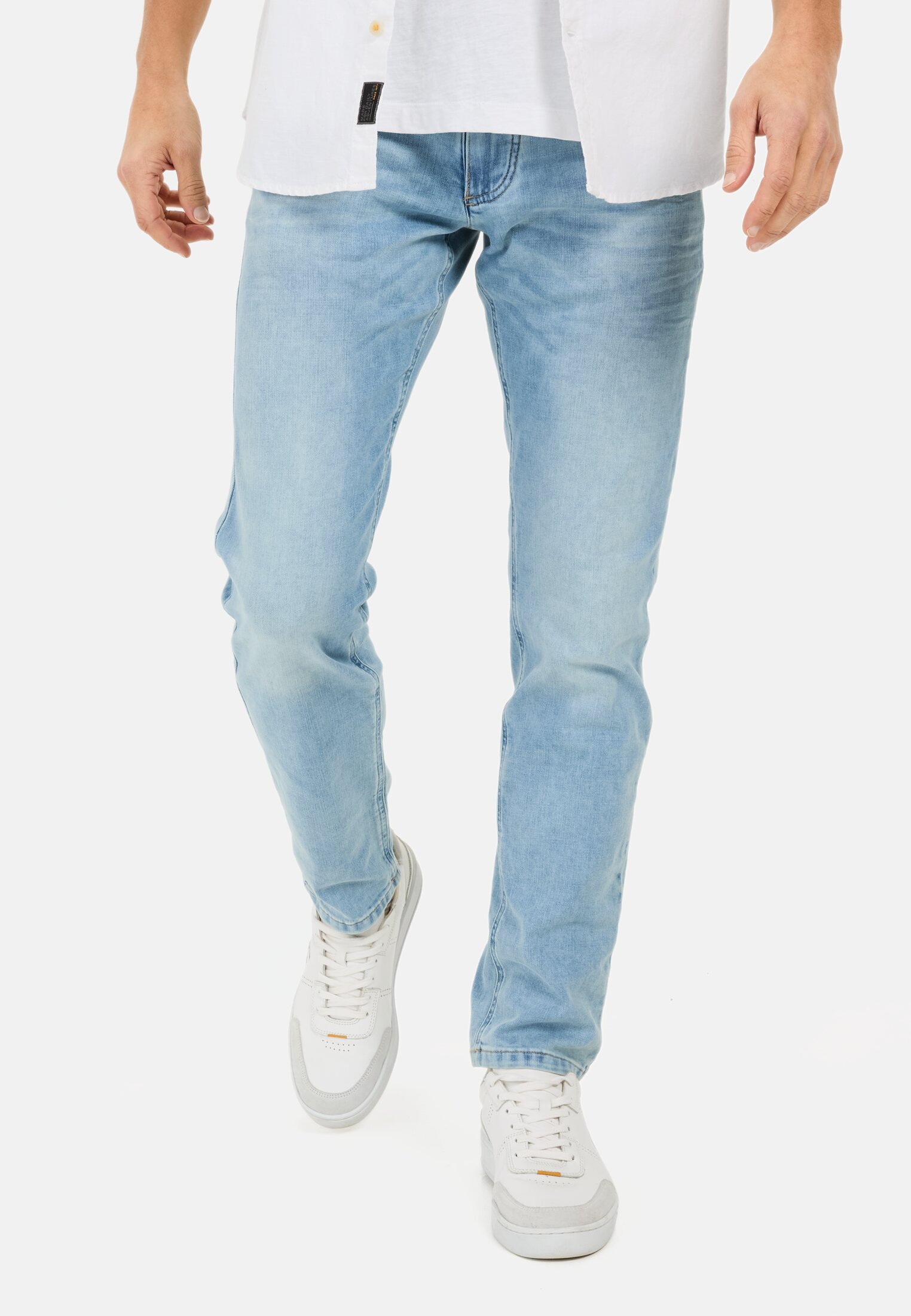 Heren Regular Fit fleXXXactive® Cooling Jeans Lichtblauw gedragen voor