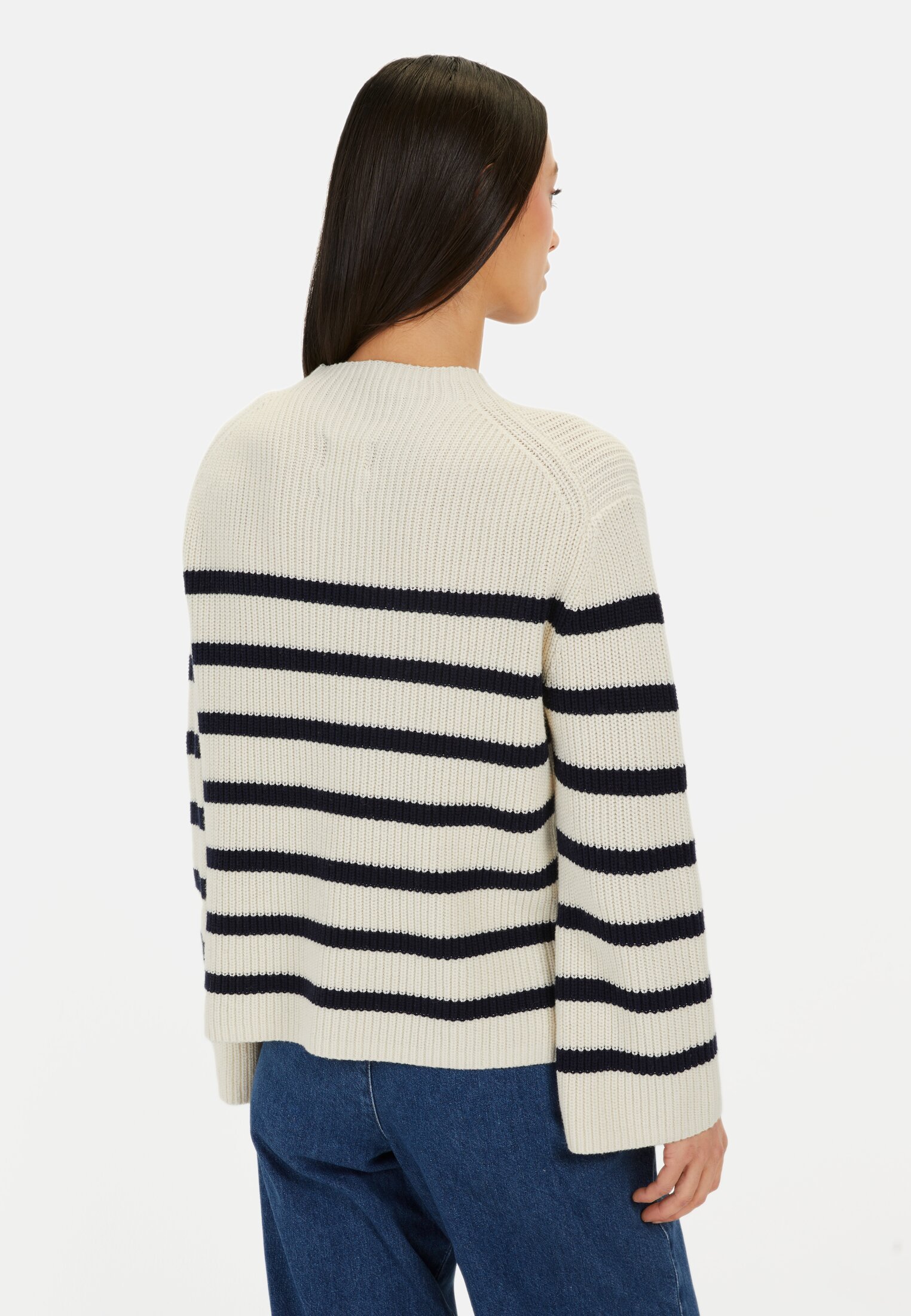 Damen Strickpullover aus einem Baumwollmix Weiß-Blau getragen hinten