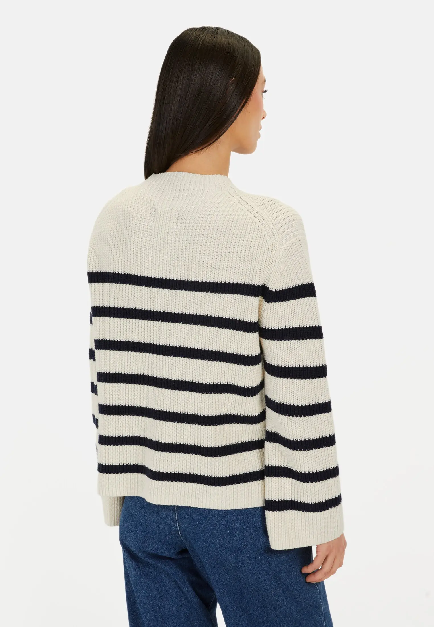 Damen Strickpullover aus einem Baumwollmix Weiß-Blau getragen hinten