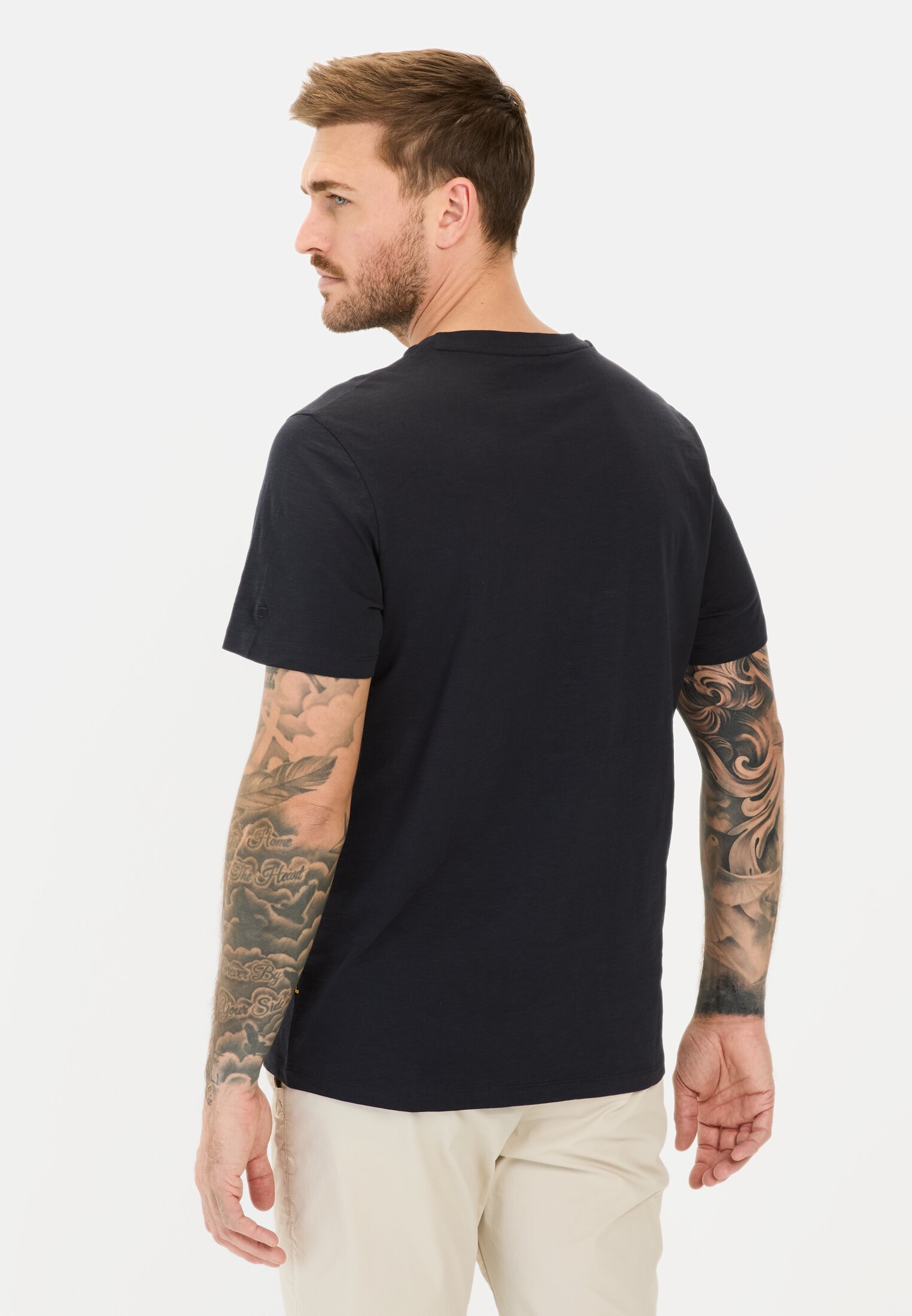 Herren T-Shirt mit Print aus Organic Cotton Dunkelblau getragen hinten