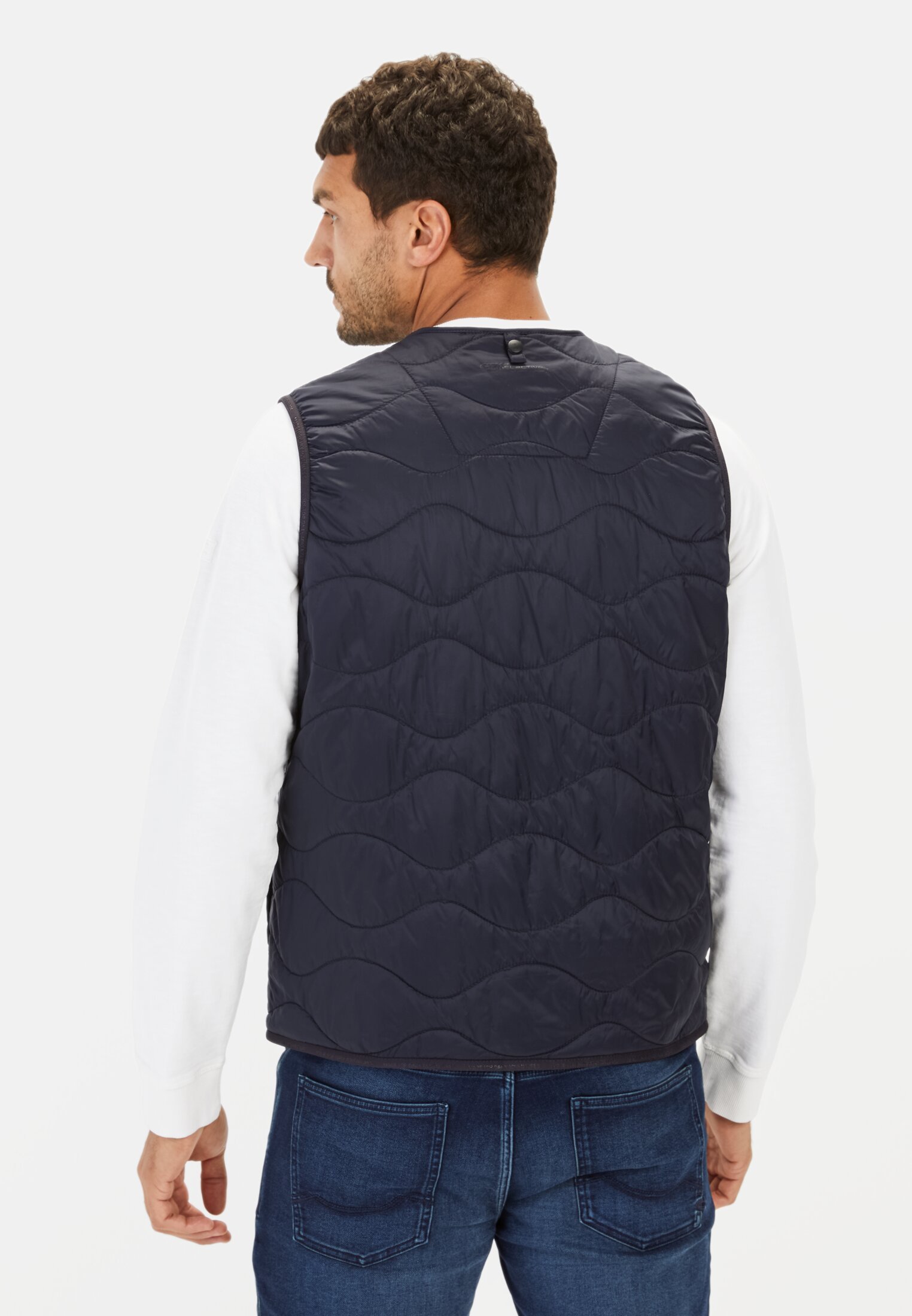 Heren Outdoor Vest gemaakt van gerecycled polyamide Navy gedragen achter