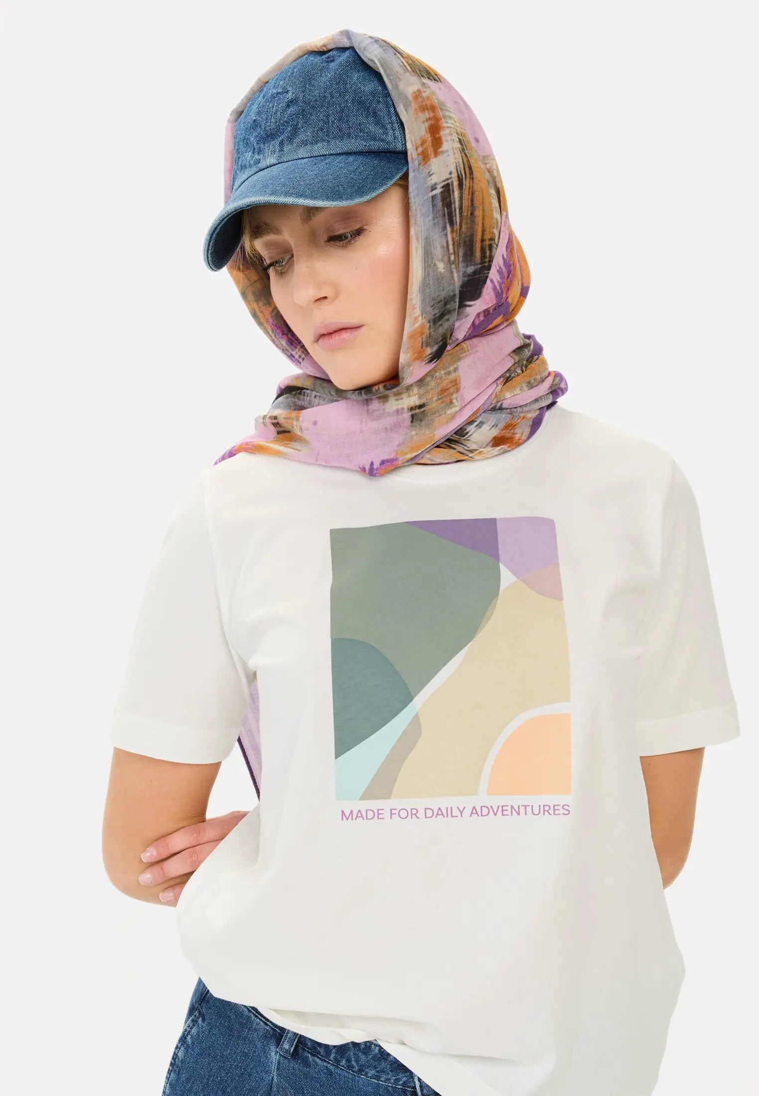 Damen T-Shirt mit Print Weiß-Grau getragen emotional