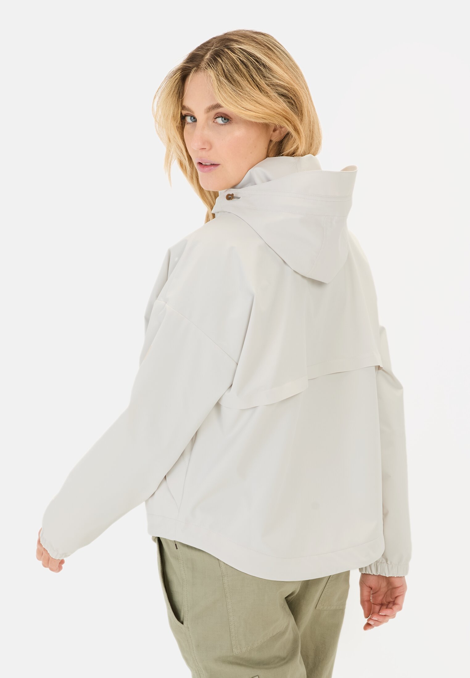 Damen Windbreaker aus recyceltem Polyester Perlweiß getragen hinten