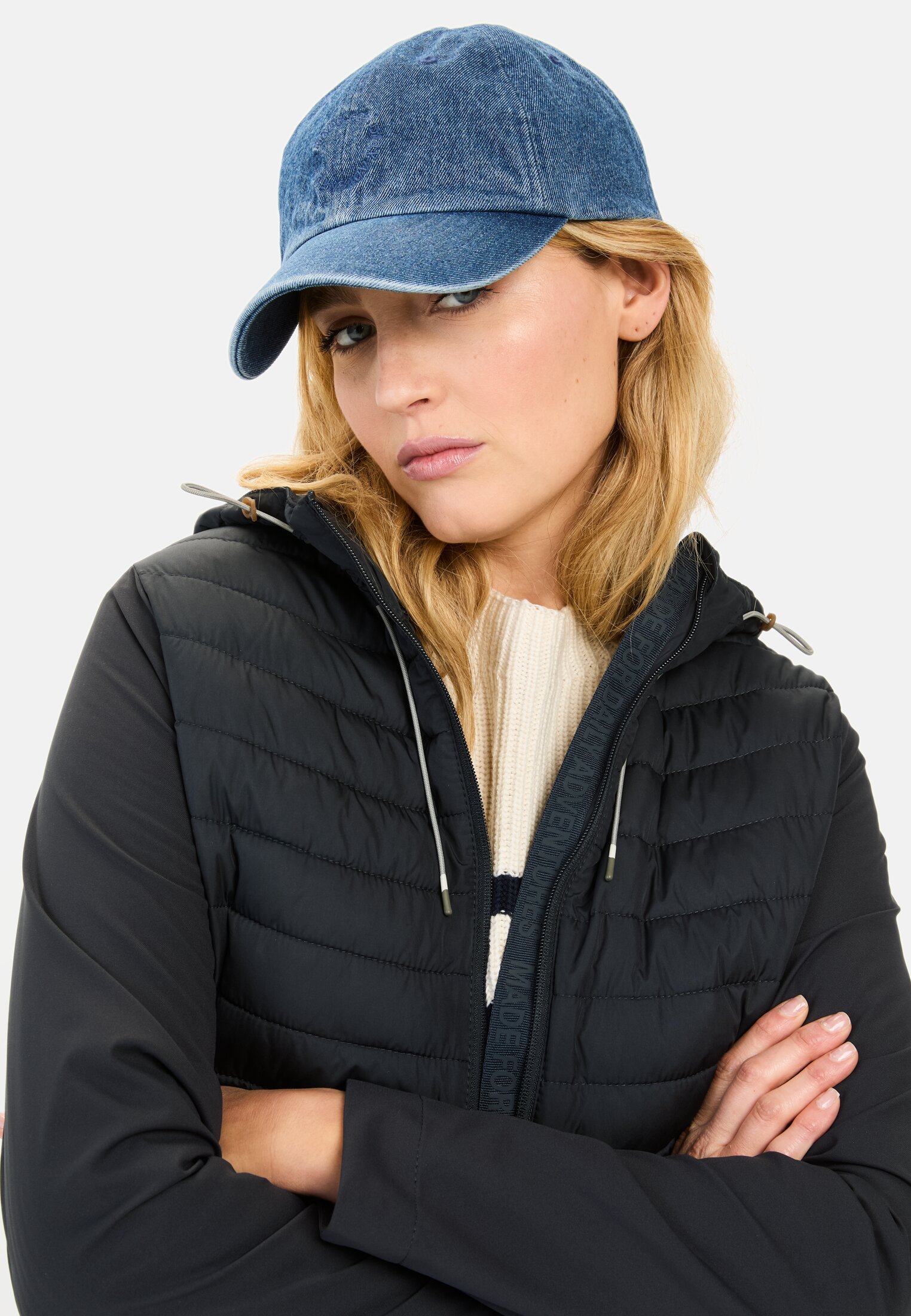 Damen Steppjacke aus recyceltem Polyester Marine getragen detailliert nah