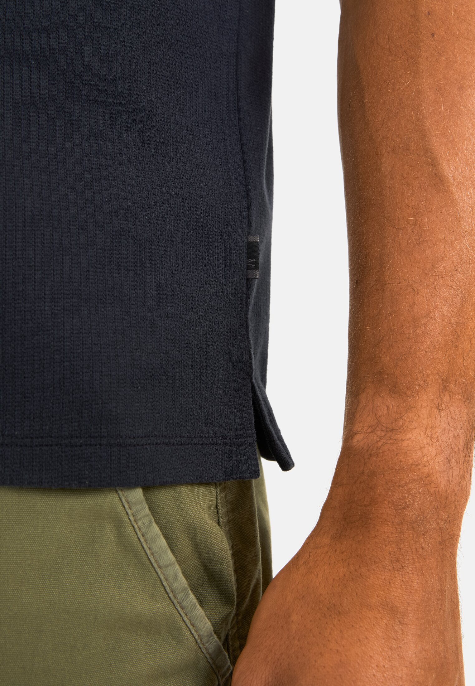 Herren Kurzarm Poloshirt mit Brusttasche Dunkelblau getragen detailliert nah