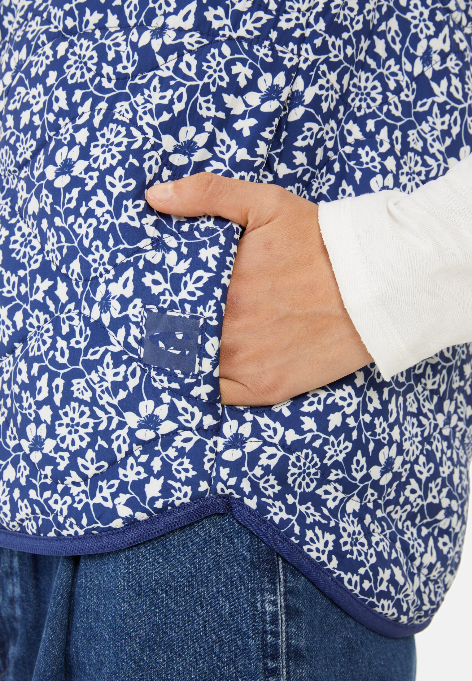 Women Outdoor vest with floral print Blue worn detail close