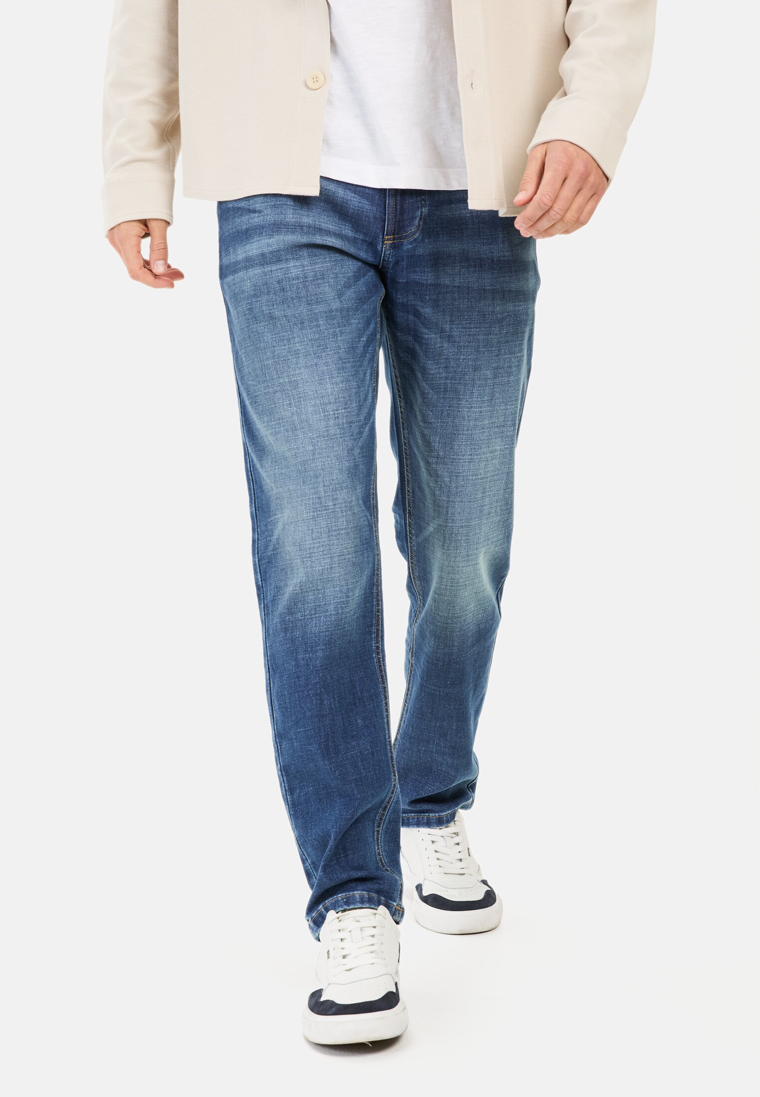 Heren Regular Fit fleXXXactive® Cooling Jeans Blauw gedragen voor