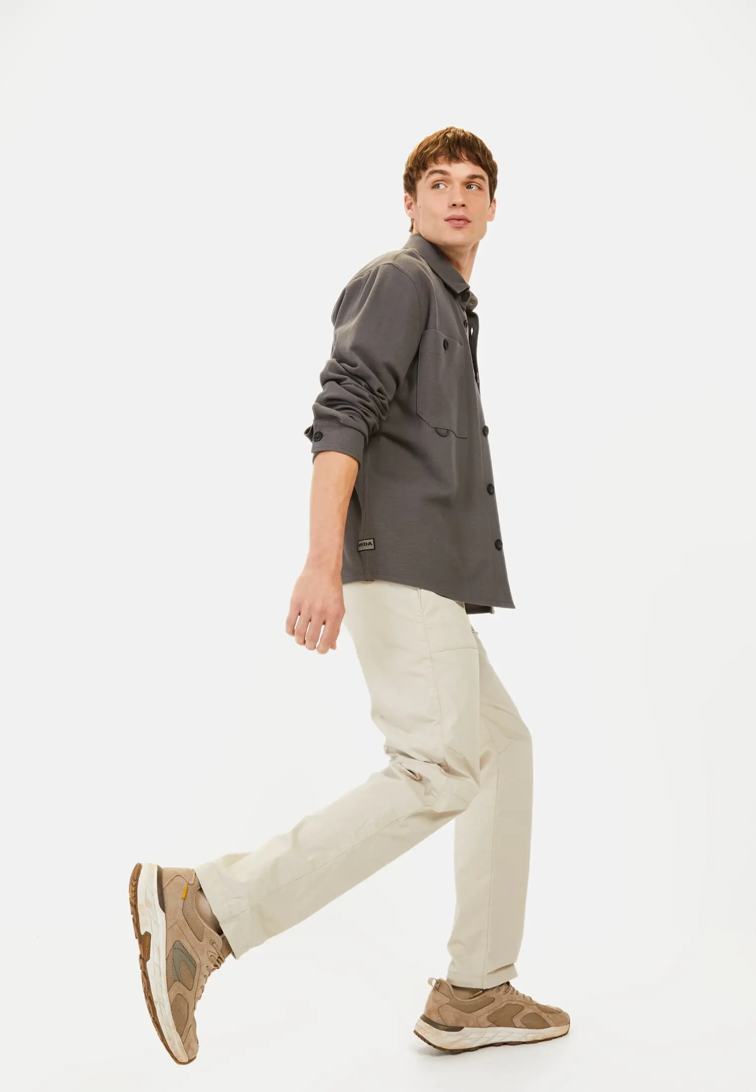 Herren Leichte Chino im Relaxed Fit Beige getragen emotional