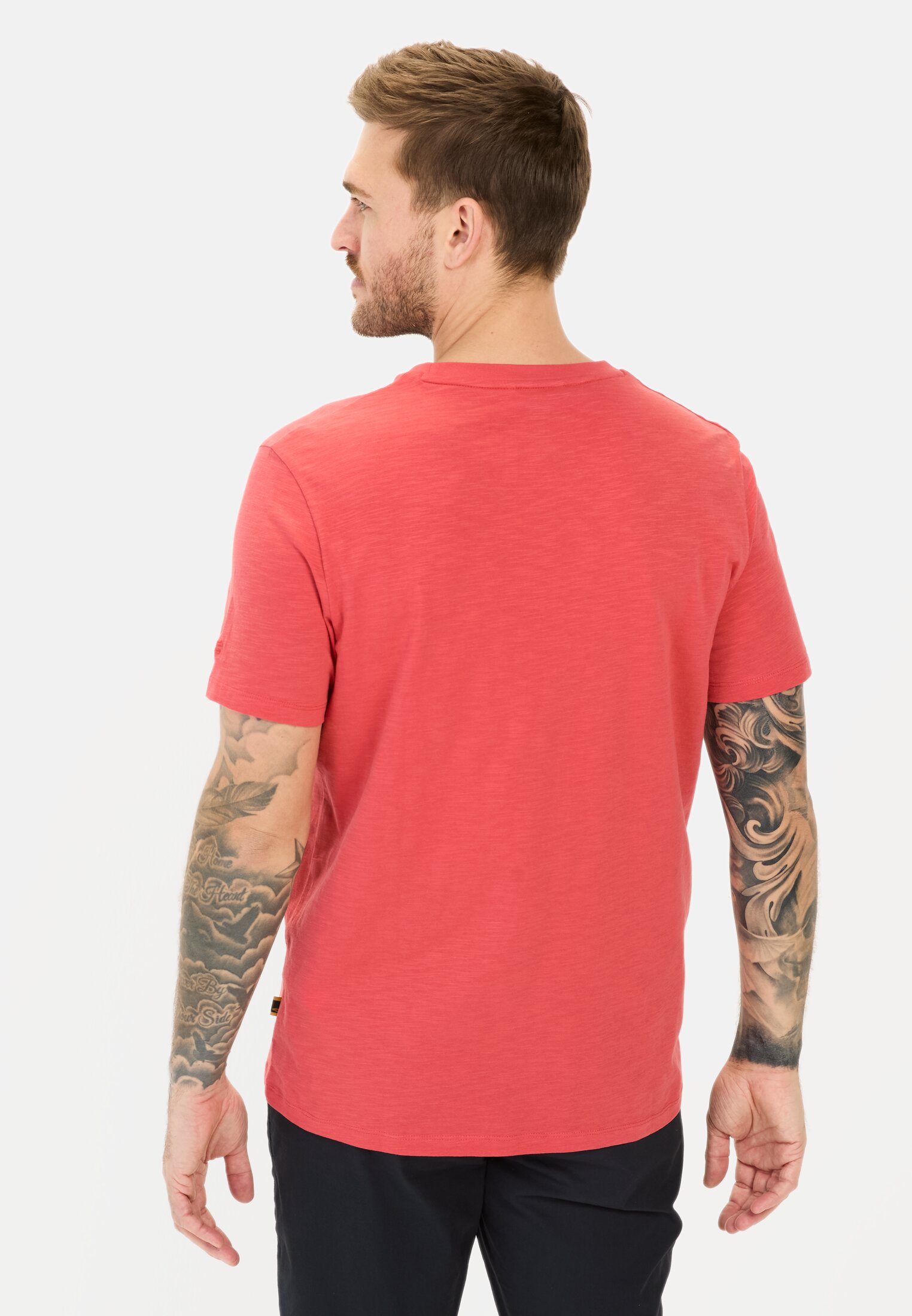 Herren T-Shirt mit Print aus Organic Cotton Sonnenausgeblichenes Rot getragen hinten