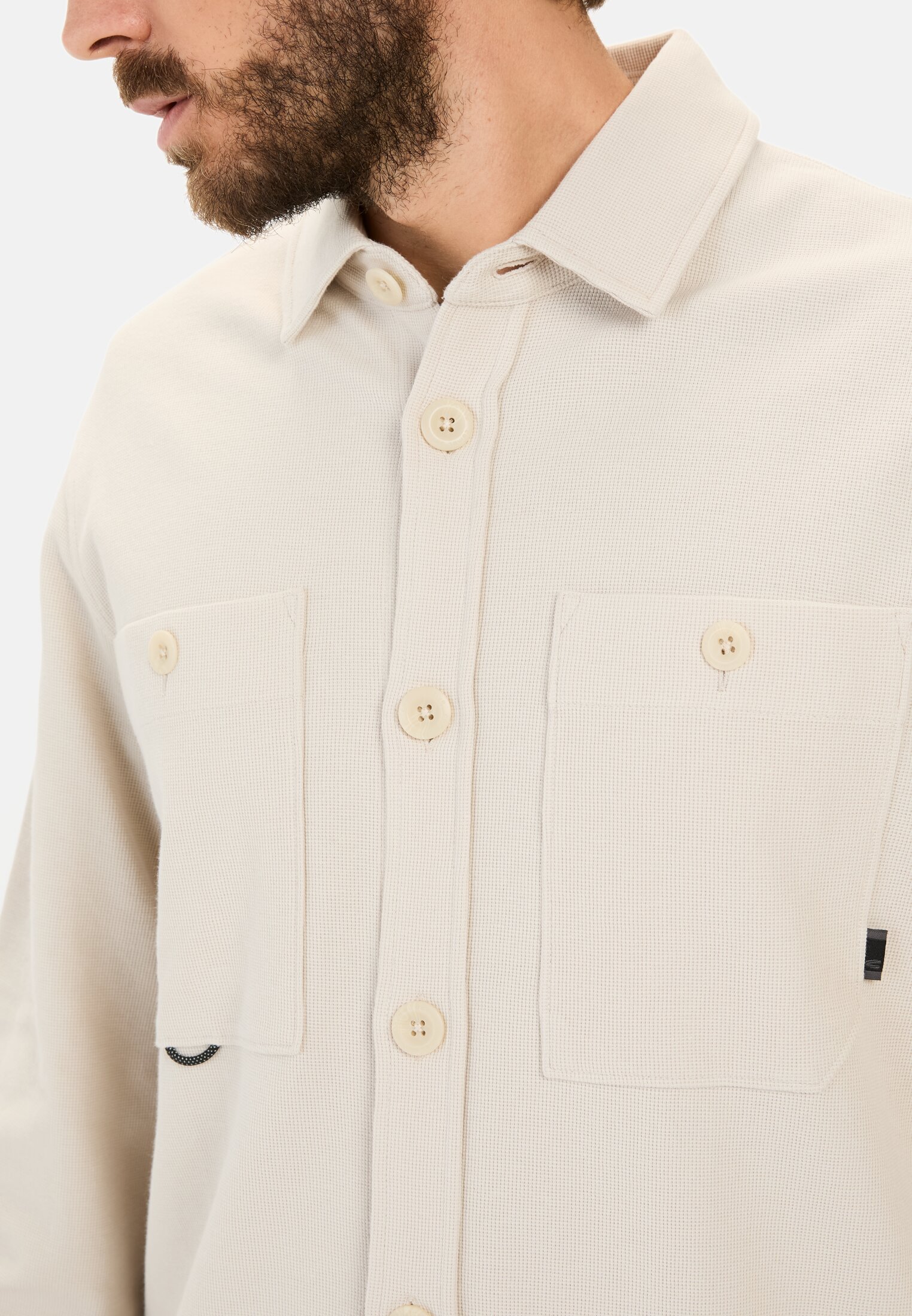 Herren Overshirt aus reiner Baumwolle Beige getragen detailliert nah