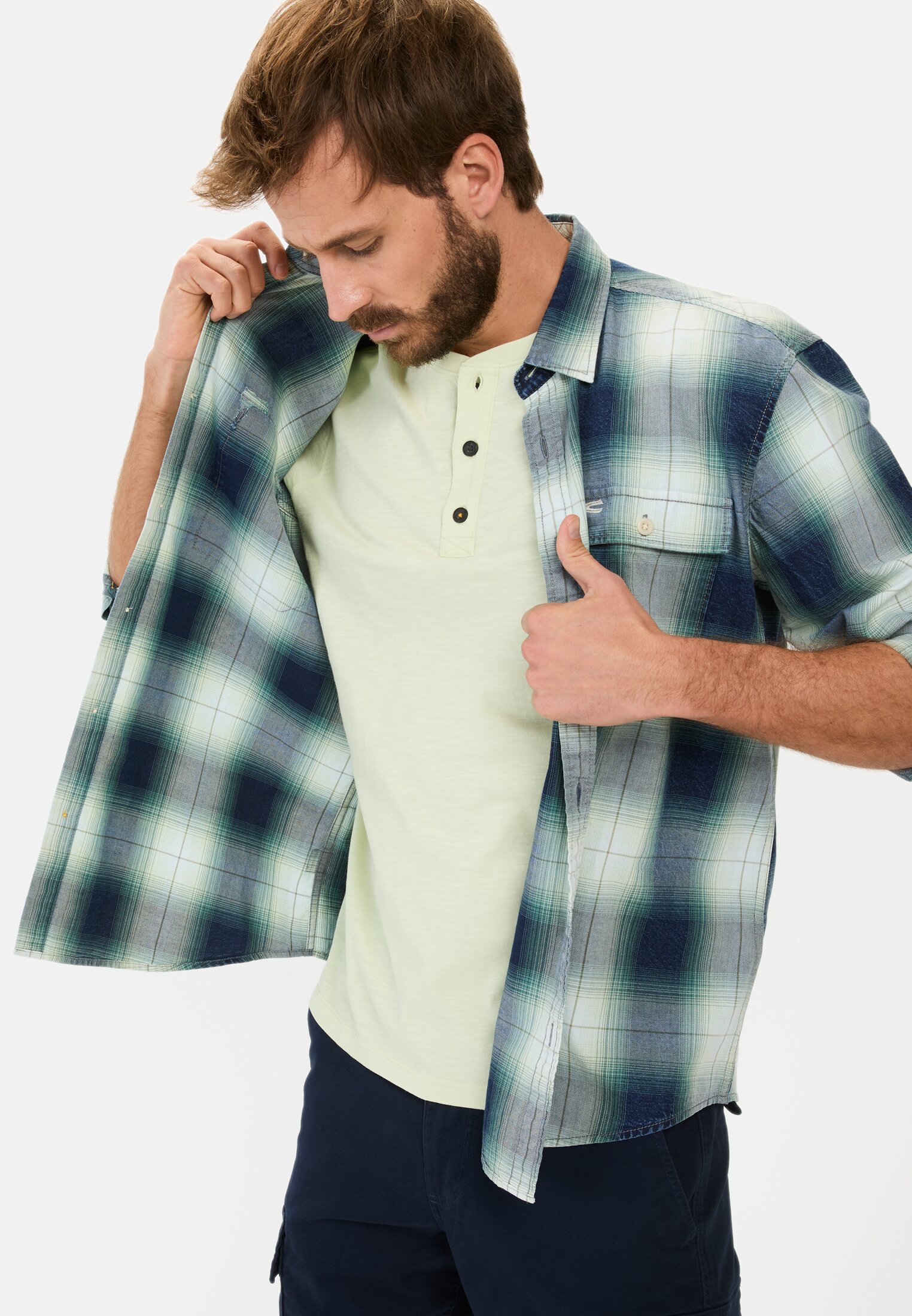 Men Short-sleeve Henley made of organic cotton Green worn emotional