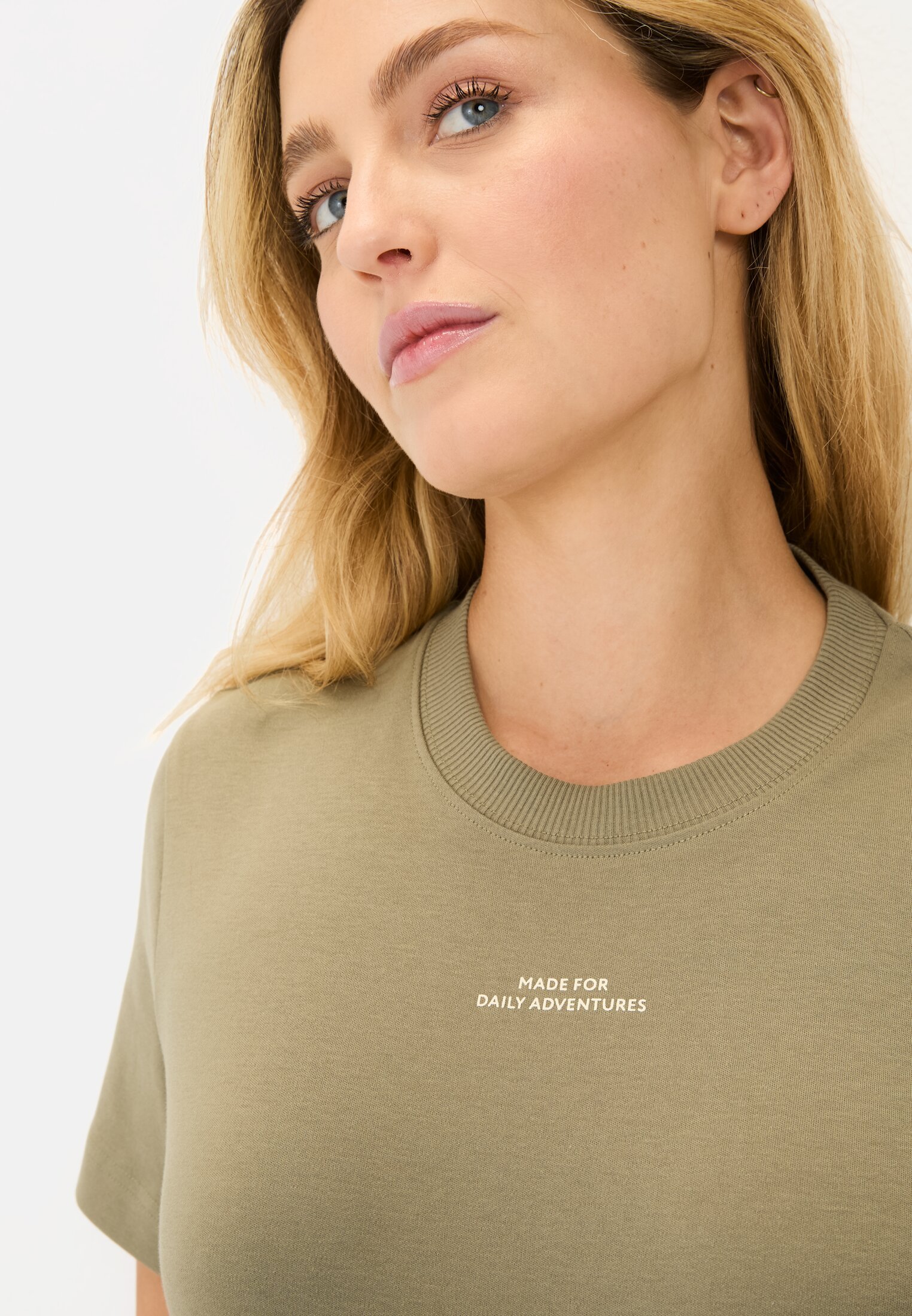 Vrouwen T-shirt gemaakt van biologisch katoen Groen gedragen detail dichtbij  