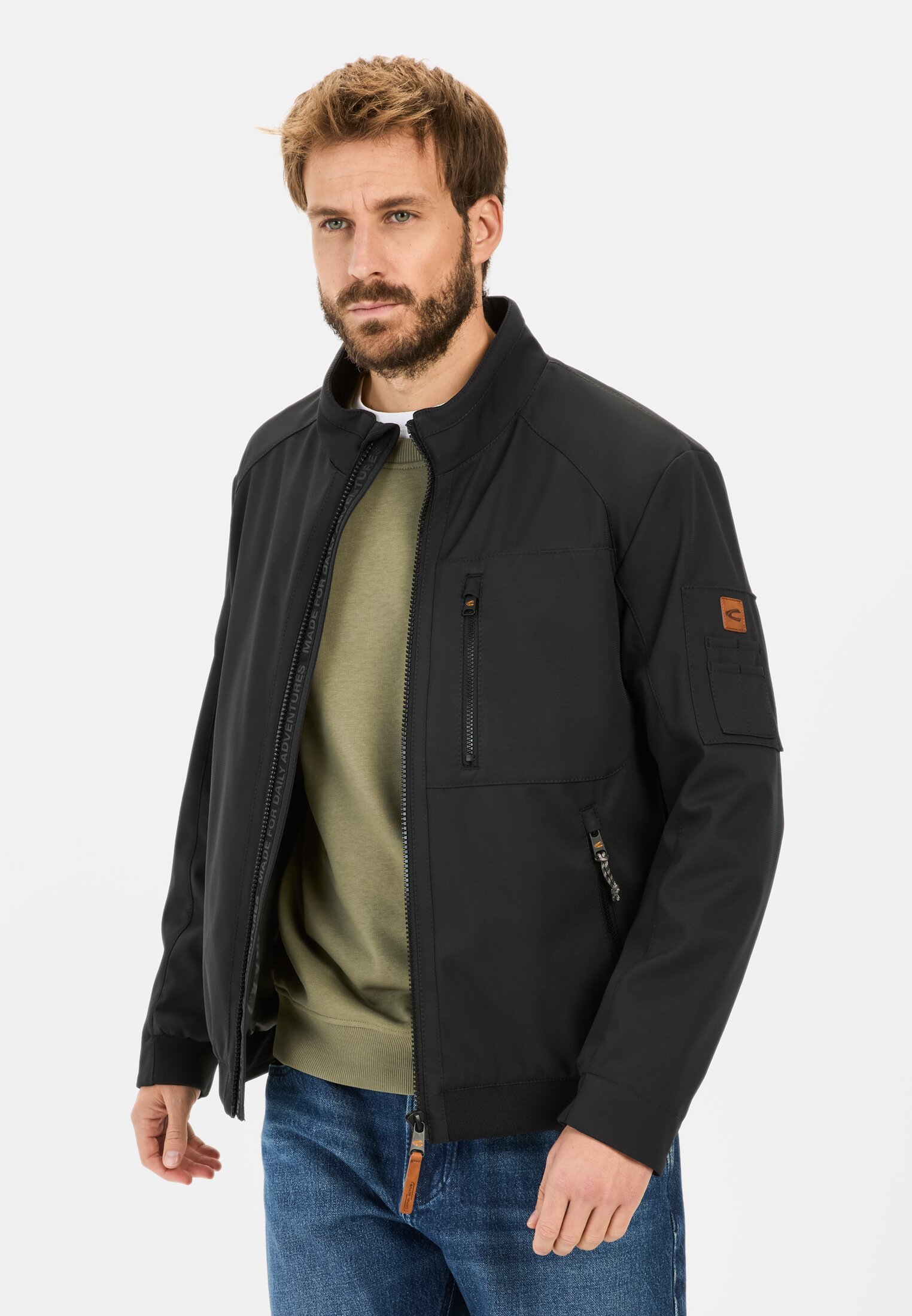 Herren Blouson aus recyceltem Polyester Schwarz getragen vorn