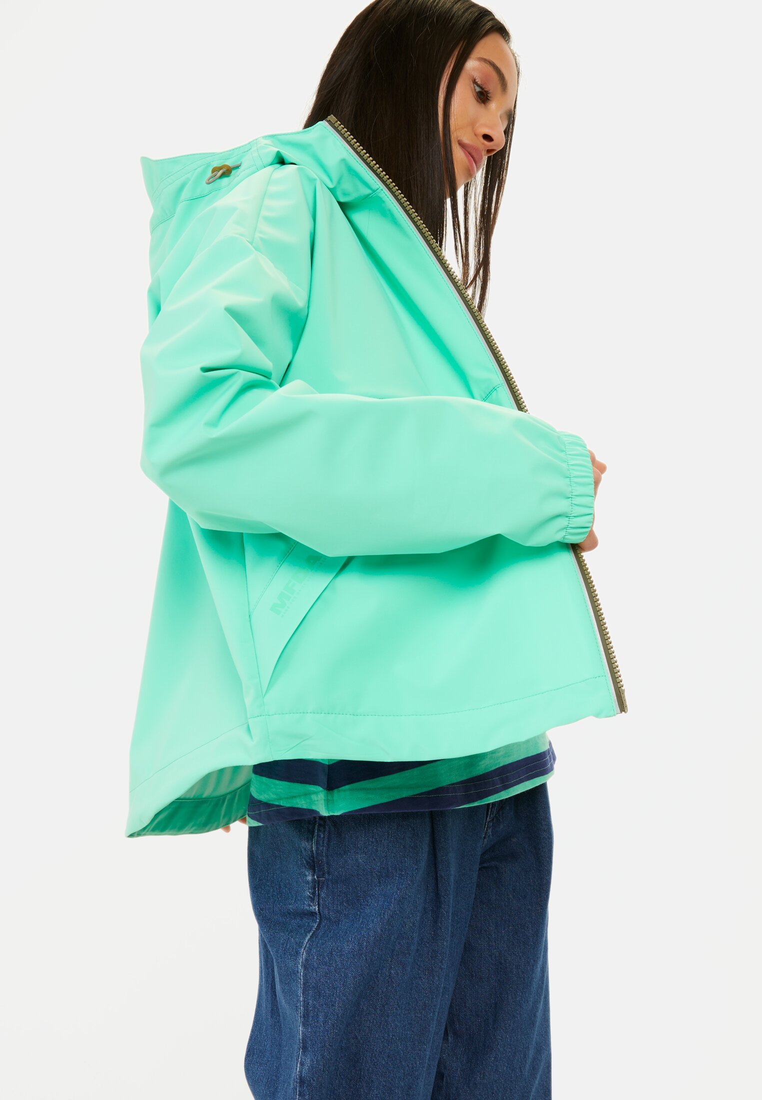 Damen Windbreaker aus recyceltem Polyester Pfefferminze getragen emotional